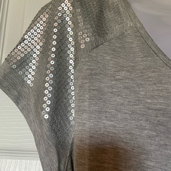 Laura Plus Grey V-Neck T-Shirt with silver sequins on shoulders NWT - Size 2X - Picture 2 of 6